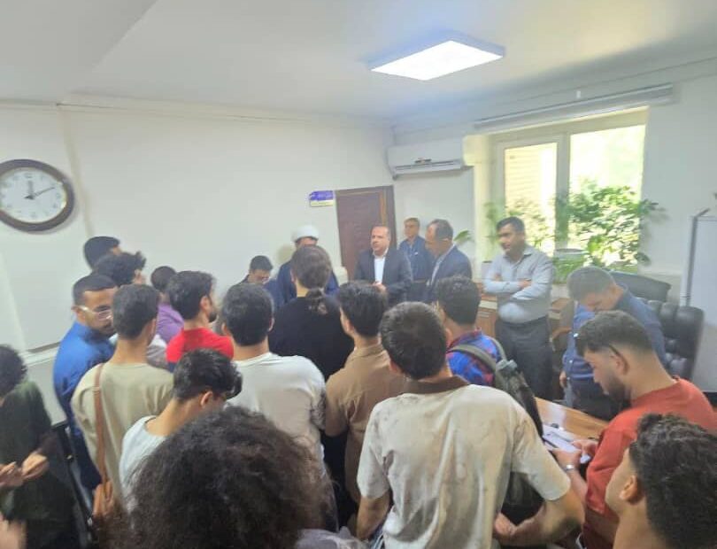 اعتراض دانشجویی همراه با تجمع در راهرو حوزه ریاست دانشگاه خلیج فارس
